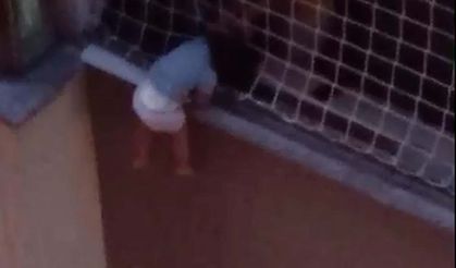 Balkon filesine takılan çocuğu itfaiye kurtardı