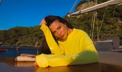Demet Özdemir'den havuz başında pozlar!
