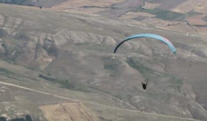 Kayalıklara düşen yamaç paraşütü pilotu öldü