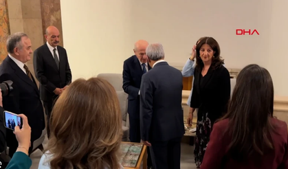 MHP Genel Başkanı Bahçeli, DEM Partililerle TBMM kulisinde tokalaştı