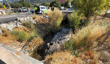 Otomobil kanala devrildi, sürücü yaralandı