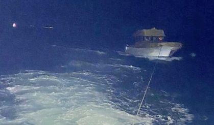 Çanakkale Boğazı'nda sürüklenen tekne kurtarıldı