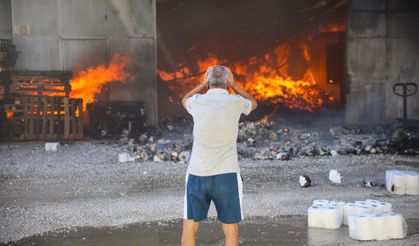 Antalya'daki yangında 5 depo küle döndü