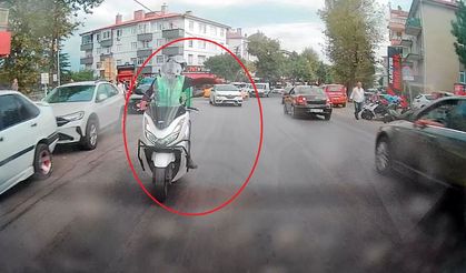 Trafikte arkadaşına el işareti yaparken kaza yaptı