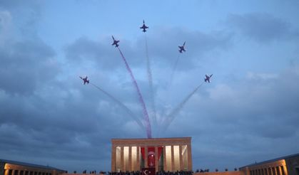 Cumhuriyet Bayramı’nda Türk Yıldızları'ndan Anıtkabir’de saygı uçuşu