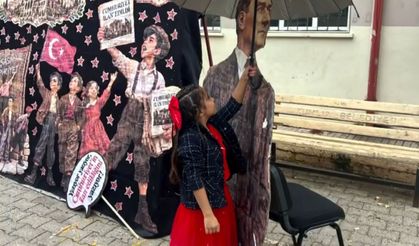 Yağmurda Atatürk maketini şemsiyeyle korudu