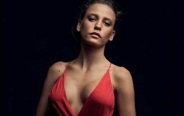 Moda Haftası'na damga vurmuştu! Serenay Sarıkaya'nın bacak boyu gündem oldu