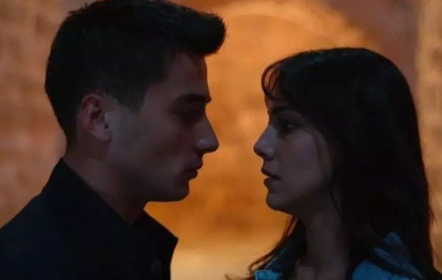 Uzak Şehir'in Zerrin'i Dilin Döğer aşka geldi! Sevgilisi Atakan Özkaya'yı paylaştı