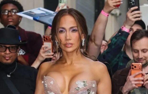 Jennifer Lopez makyajsız paylaşımıyla olay oldu! 56 yaşındaki yıldızın cildi gündem yarattı