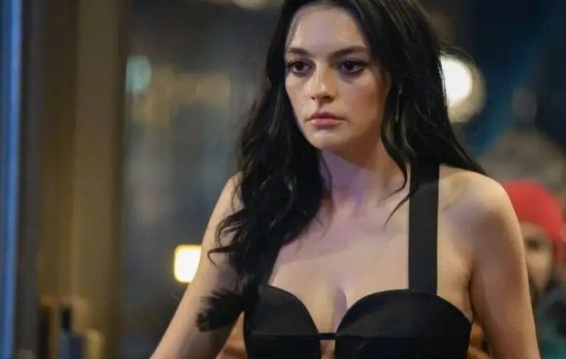 Melis Sezen’den ayna karşısında cesur tatil pozu: Beğeni yağdı
