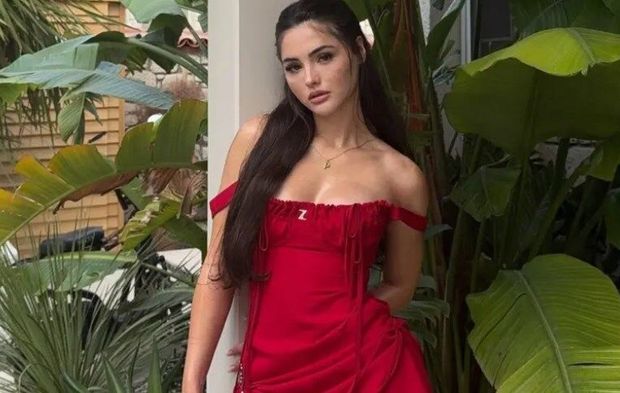 Sultana galasında Derya Pınar Ak'a yorum yağdı: "Makyajsız daha güzel"