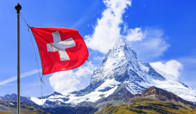 Kadınlar için zorunlu askerliK referanduma götürüldü