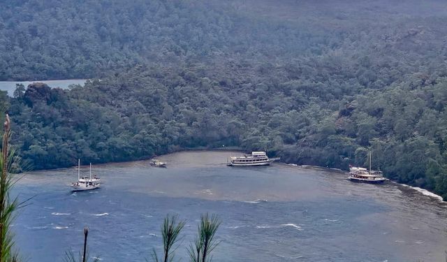 Marmaris'te fırtınada 3 gezi teknesi karaya oturdu