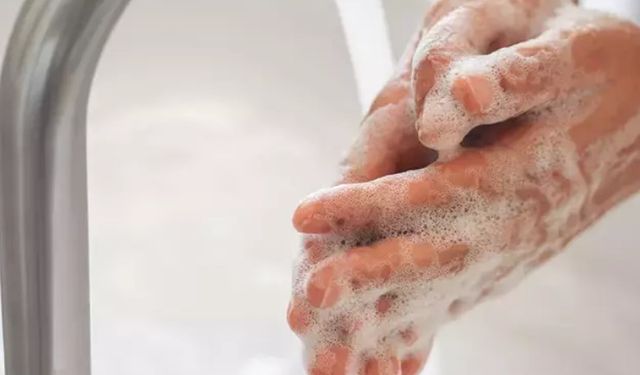 Elini sıcak suyla yıkayan bir daha düşünsün!