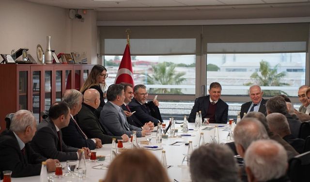 Başkan Tugay ve CHP İl yönetiminden İAOSB’ye ziyaret