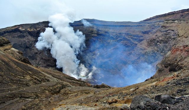 Helikopterin enkazı, Aso Yanardağı'ndaki kraterde bulundu