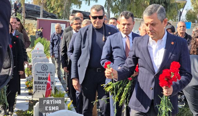 Özgür Özel, deprem şehitliğini ziyaret etti
