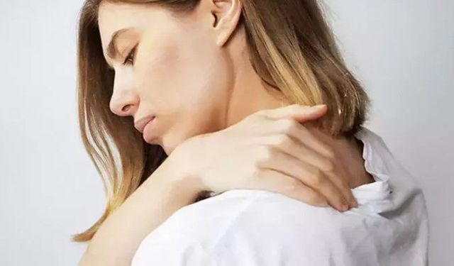 Omuz ağrısı gençlerde de yaygınlaşıyor! 5 egzersizle büyümeden önleyin