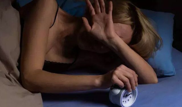 Uykusuz gecelerin 5 sorumlusu! Sağlığınızdan çalıyor, komodinlere dikkat