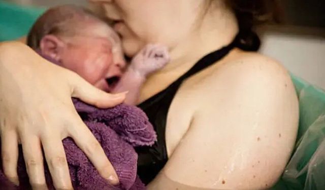 Ağrıyı azaltıyor, hareket özgürlüğü sağlıyor! Suda doğum her anne adayı için uygun mu?