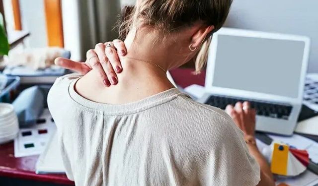 Ekran başında çalışanlar dikkat! Boyun ağrısına davetiye çıkaran 5 hatalı davranış