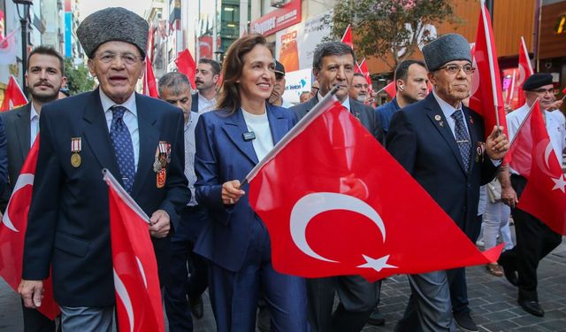 Karşıyaka'da gazilere saygı yürüyüşü