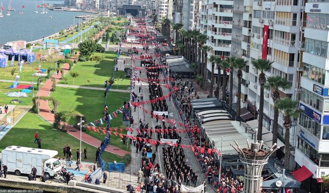 İzmir’de Cumhuriyet coşkusu meydanlara sığmadı