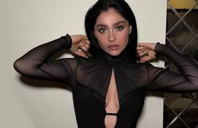 Cemre Baysel süper mini elbisesiyle poz verdi! Hayranlarını mest etti