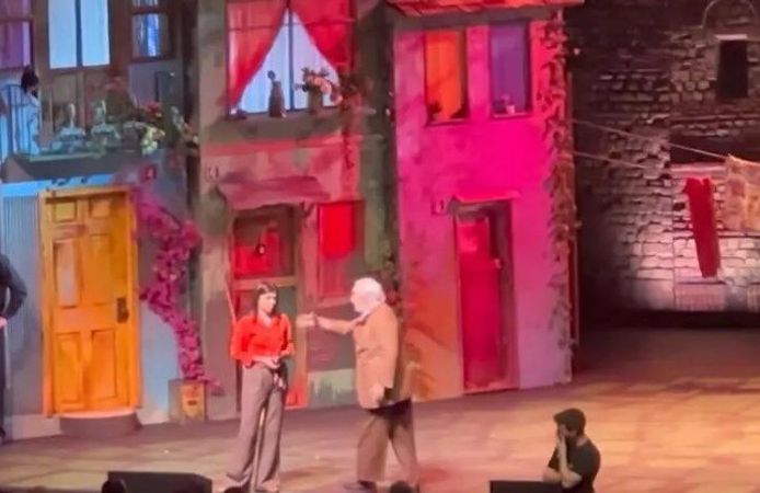 Gırgıriye Müzikali'nde büyük kriz! Seyirci ile tartışan Müjdat Gezen hastaneye kaldırıldı