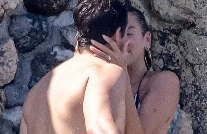 Dua Lipa balayında kocasına olay pozlar verdi