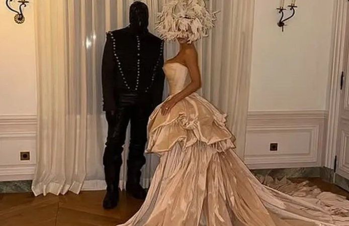 Kanye West ve Bianca Censori kutlamada! Bu sefer elbisenin belden aşağısını söktü attı