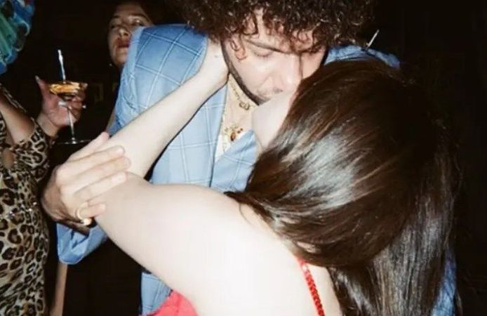 Selena Gomez ve Benny Blanco'nun restoran pozu olay oldu! Hayranlar şaşkına döndü