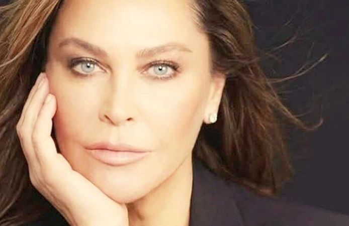 Hülya Avşar 62 yaşında 20'liklere taş çıkardı! Bikinisiyle böyle poz verdi