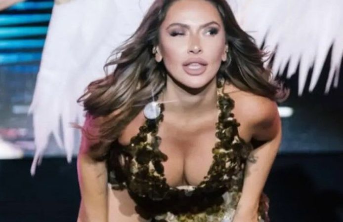 Hadise moda haftasına cesur seçimiyle damga vurdu! Derin dekoltesi olay yarattı