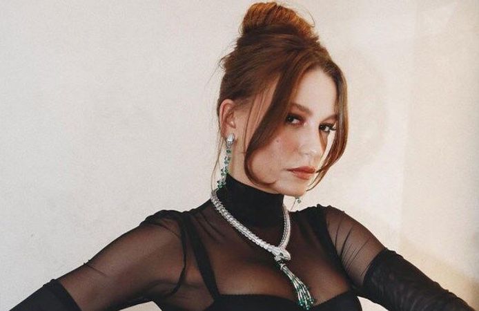 Serenay Sarıkaya podyumda şov yaptı! Püsküllü elbisesiyle büyüledi
