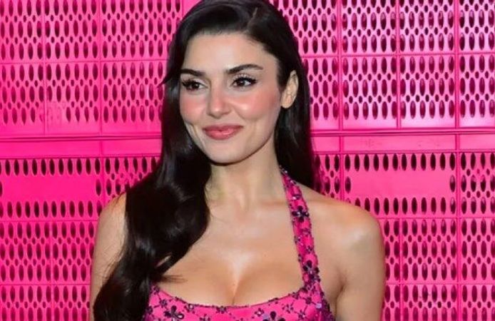 Hande Erçel süper minisiyle Paris'i salladı! Sosyal medya onu konuştu