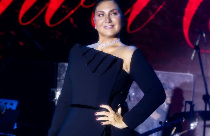 Sibel Can, sesi, eşsiz yorumu ve zarafetiyle büyüledi