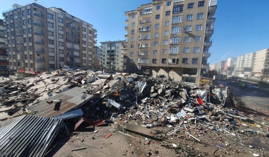 Diyarbakır’da yıkım sırasında 9 katlı bina çöktü
