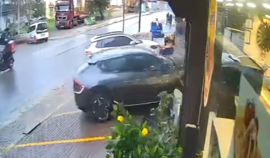 Fren yerine gaza bastı, dükkana girdi!