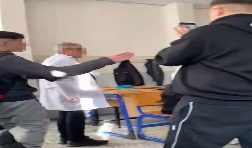 Öğrencilerin alay ettiği öğretmene velilerden destek