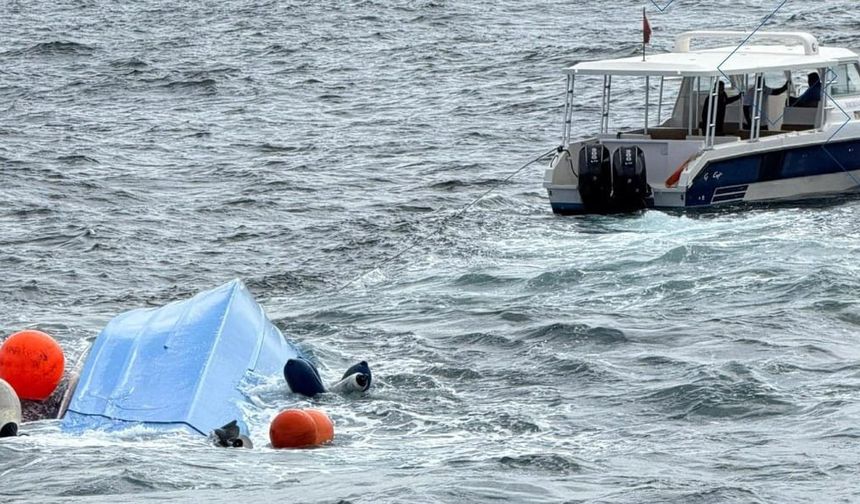 Turistleri taşıyan tekne alabora oldu!