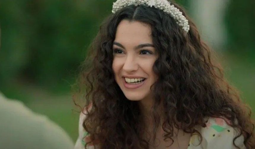Kayalıklarda süper minisiyle poz verdi! Beğeni yağdı