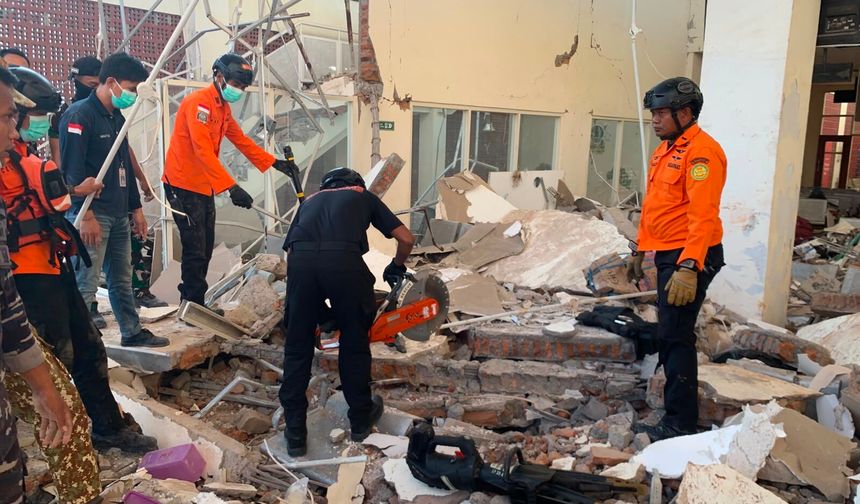 Endonezya'da 7.7 büyüklüğünde deprem: Can kaybı 38'e yükseldi