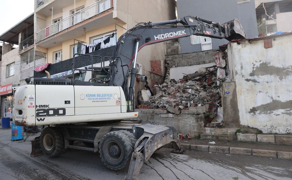 Konak'ta metruk yapıların yıkımı devam ediyor