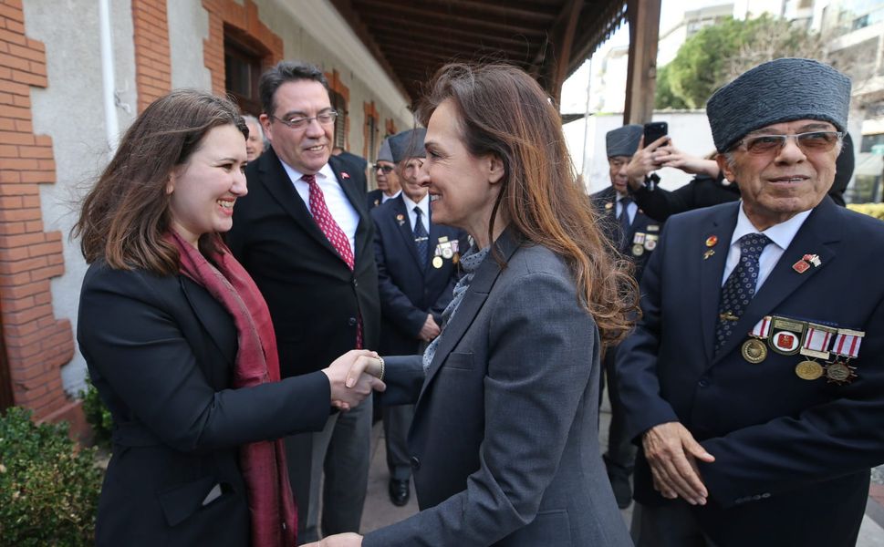 Karşıyaka'da gaziler ve şehit ailelerine anlamlı ziyaret