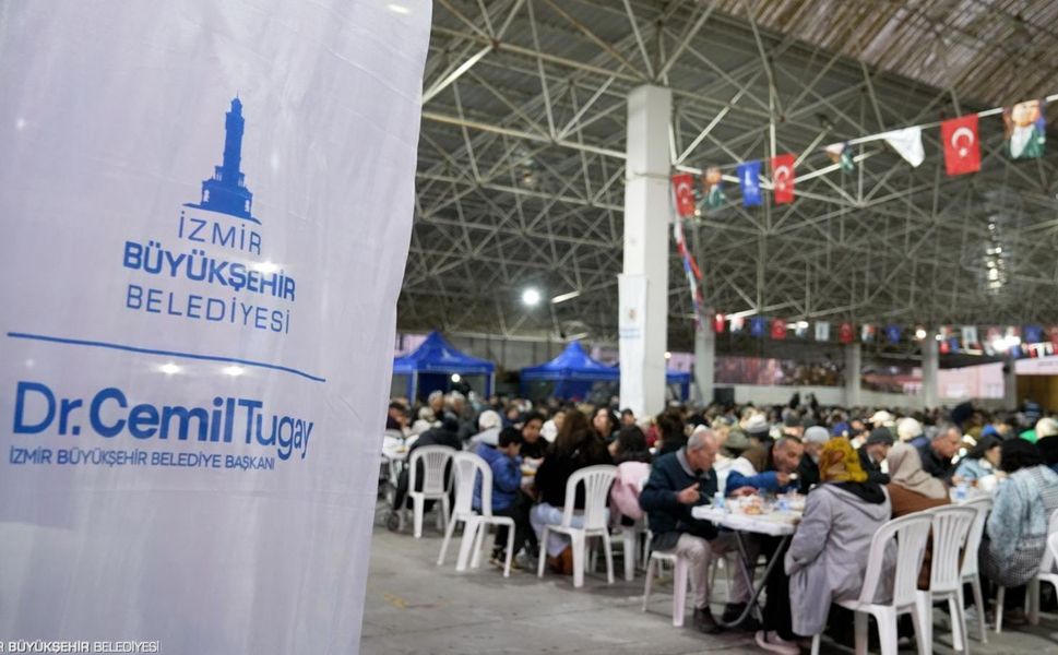 İzmir Büyükşehir Belediyesi ilk iftar sofrasını Gaziemir’de kurdu
