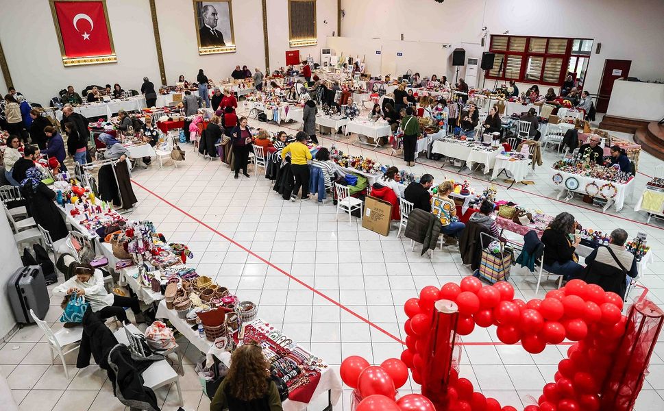 Buca Belediyesi Hediyelik Eşya Pazarı'na yoğun ilgi