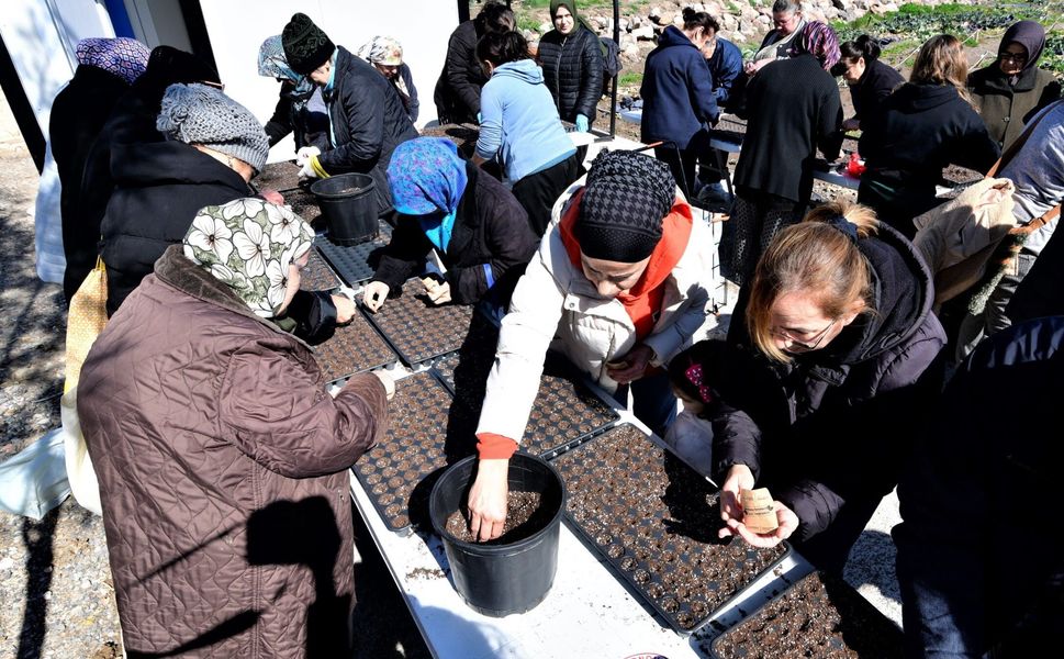 Bornova'da toprak kadınlarla canlanıyor