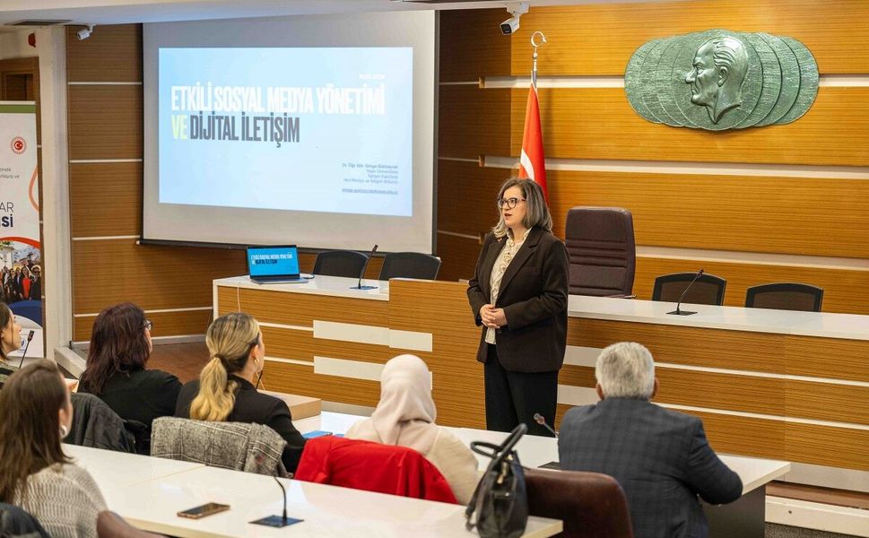 Bornova'da muhtarlar için Dijital Dönüşüm Eğitimi