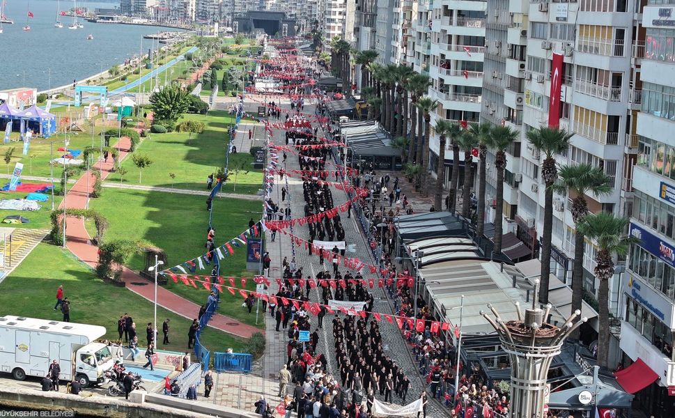 İzmir’de Cumhuriyet coşkusu meydanlara sığmadı